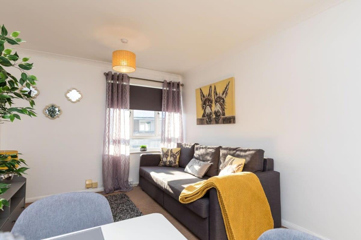 Vila 19A The Broadwalk - Cozy 1Br In The Heart Of Crawley Near Gatwick Airport Great For Contractors And Flight Crew Students Exteriér fotografie