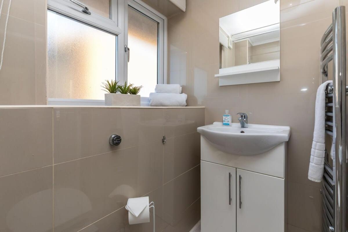 Vila 19A The Broadwalk - Cozy 1Br In The Heart Of Crawley Near Gatwick Airport Great For Contractors And Flight Crew Students Exteriér fotografie