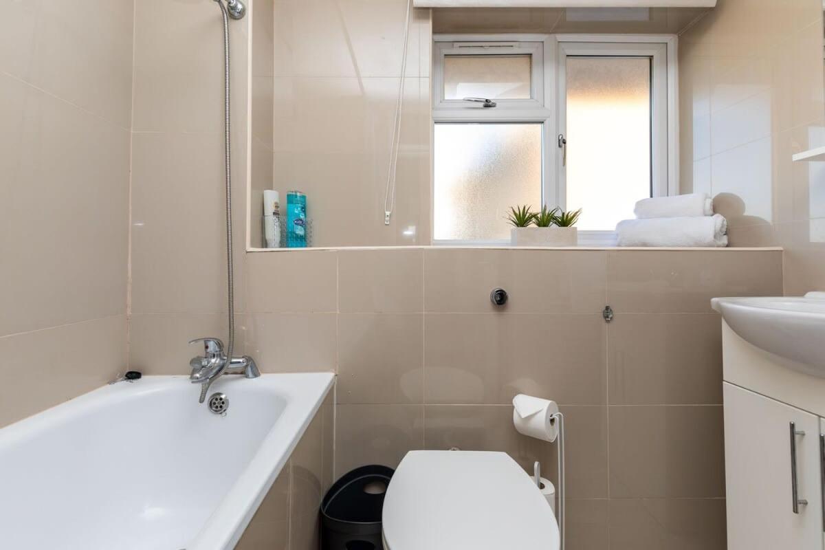 Vila 19A The Broadwalk - Cozy 1Br In The Heart Of Crawley Near Gatwick Airport Great For Contractors And Flight Crew Students Exteriér fotografie