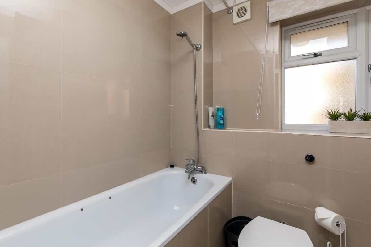 Vila 19A The Broadwalk - Cozy 1Br In The Heart Of Crawley Near Gatwick Airport Great For Contractors And Flight Crew Students Exteriér fotografie