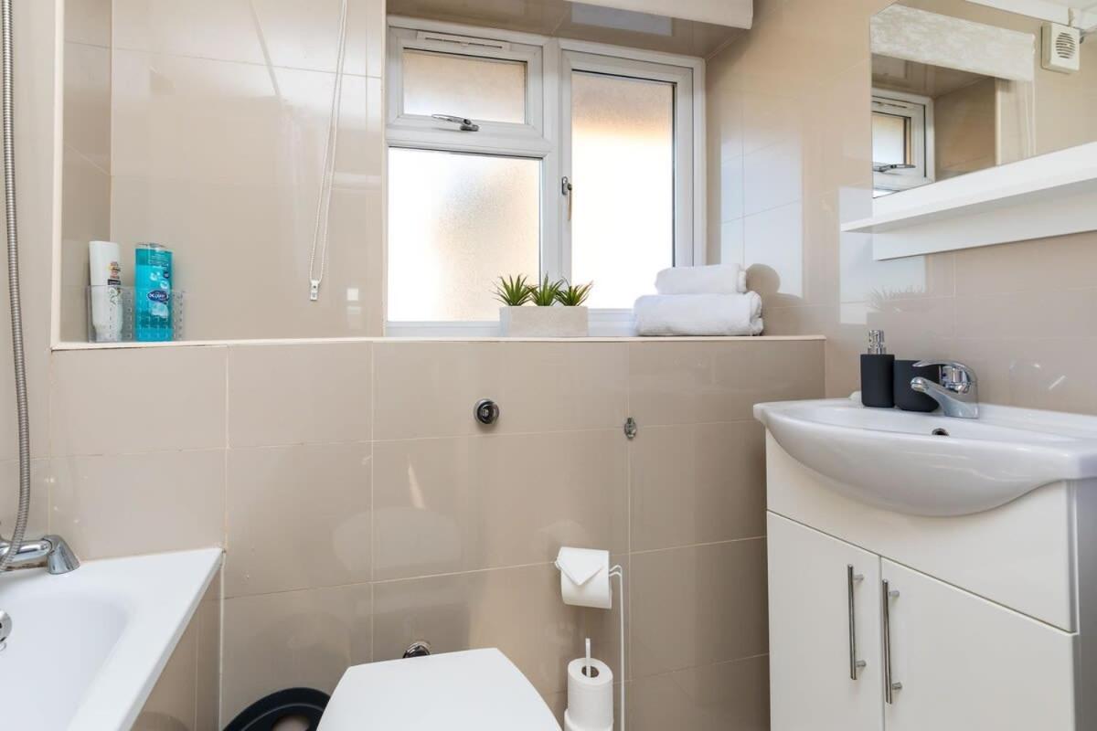 Vila 19A The Broadwalk - Cozy 1Br In The Heart Of Crawley Near Gatwick Airport Great For Contractors And Flight Crew Students Exteriér fotografie