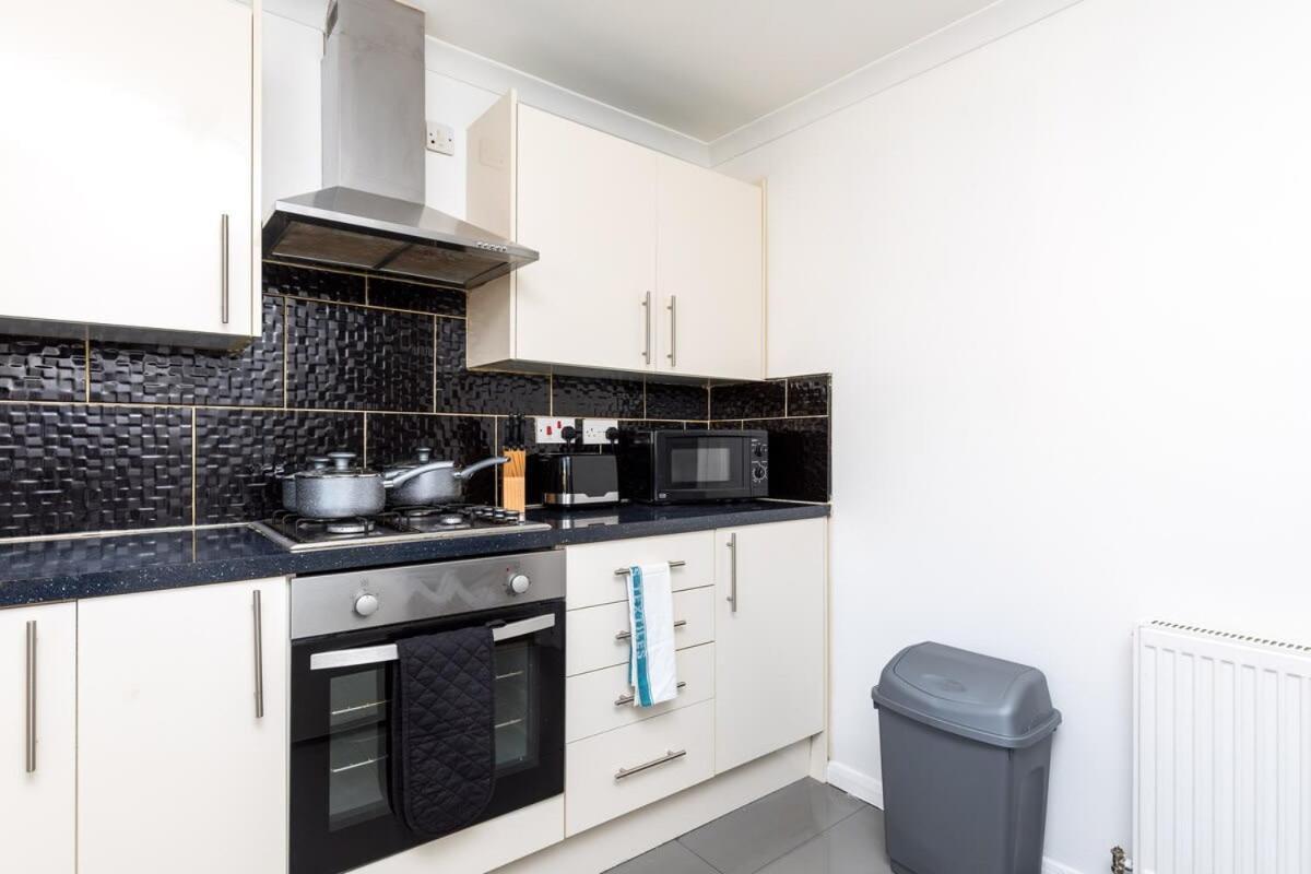 Vila 19A The Broadwalk - Cozy 1Br In The Heart Of Crawley Near Gatwick Airport Great For Contractors And Flight Crew Students Exteriér fotografie