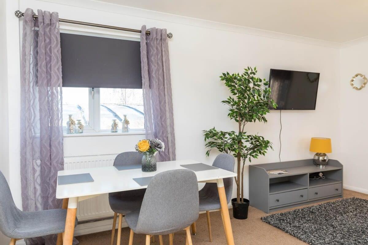 Vila 19A The Broadwalk - Cozy 1Br In The Heart Of Crawley Near Gatwick Airport Great For Contractors And Flight Crew Students Exteriér fotografie
