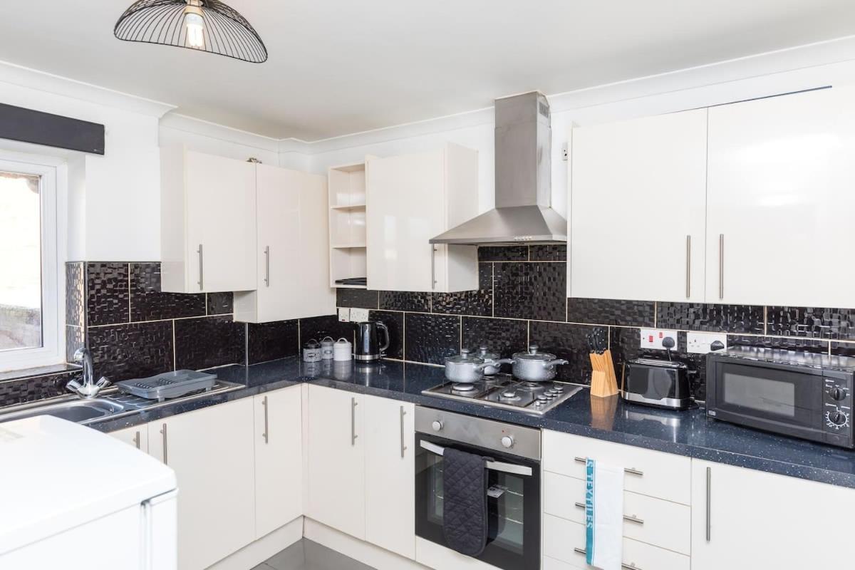 Vila 19A The Broadwalk - Cozy 1Br In The Heart Of Crawley Near Gatwick Airport Great For Contractors And Flight Crew Students Exteriér fotografie