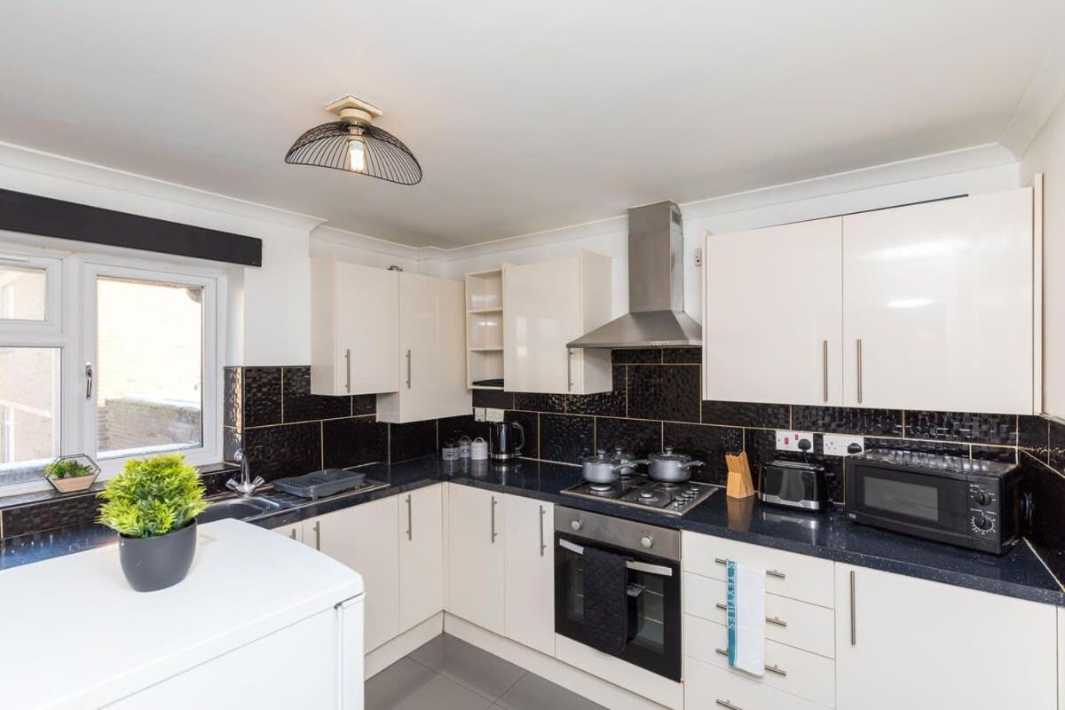 Vila 19A The Broadwalk - Cozy 1Br In The Heart Of Crawley Near Gatwick Airport Great For Contractors And Flight Crew Students Exteriér fotografie