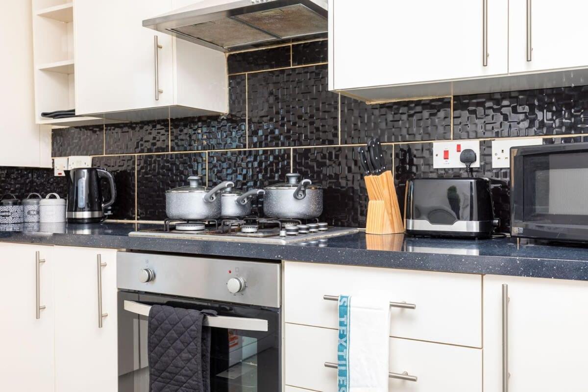 Vila 19A The Broadwalk - Cozy 1Br In The Heart Of Crawley Near Gatwick Airport Great For Contractors And Flight Crew Students Exteriér fotografie